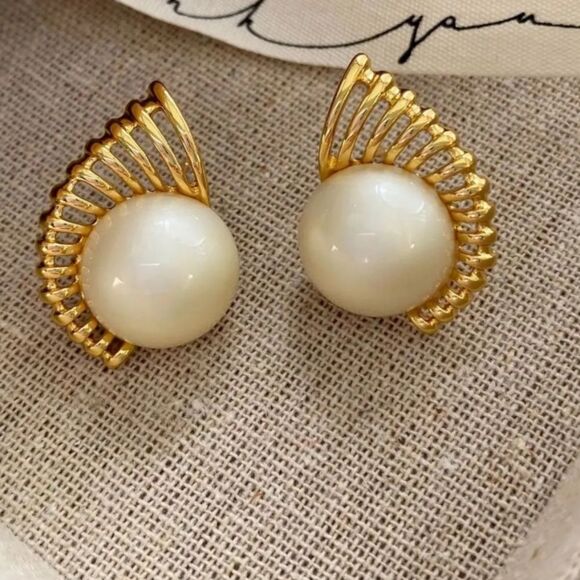 Elegant Gold and Cream Earrings M472 - Picture 3 of 3